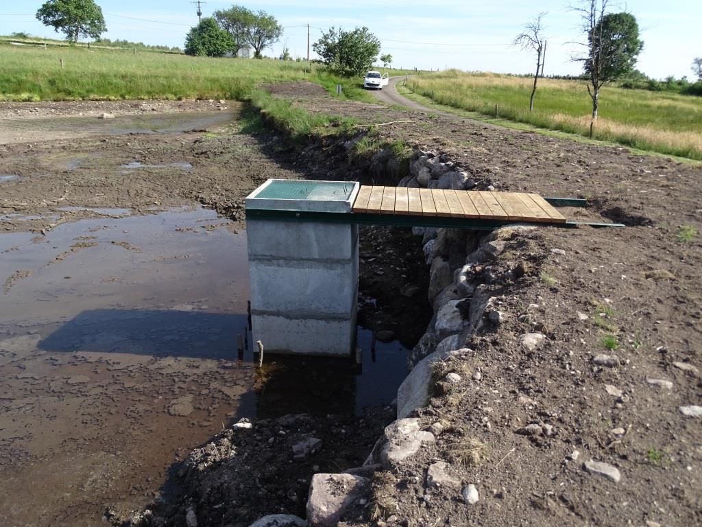 Moine mis en place sur un étang